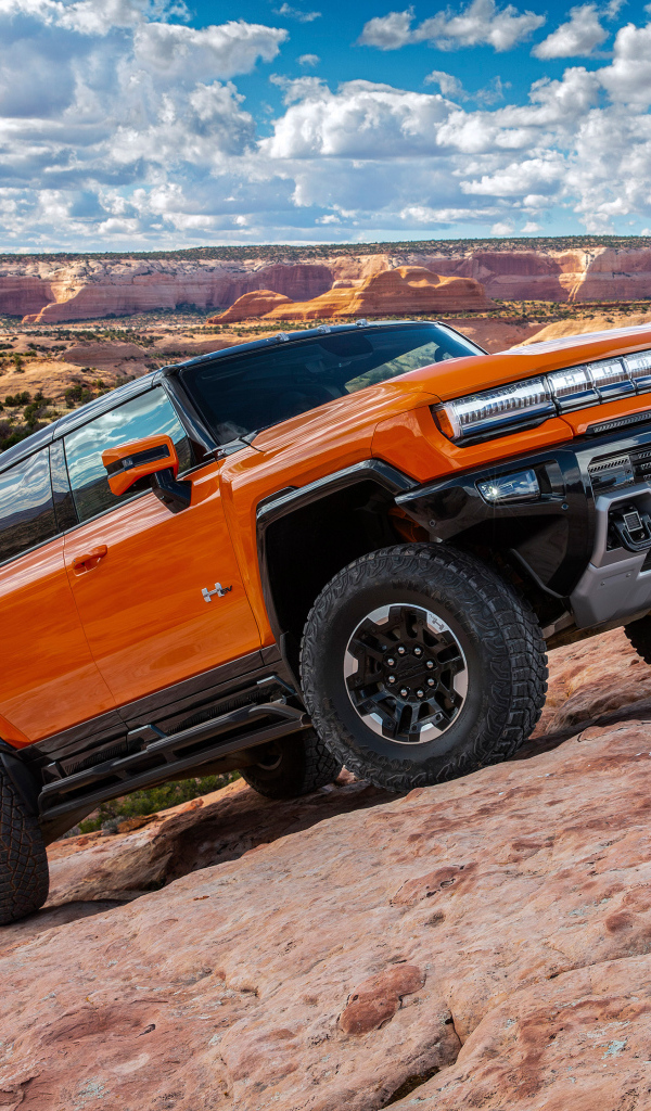 Большой GMC Hummer EV 2024 года в горах
