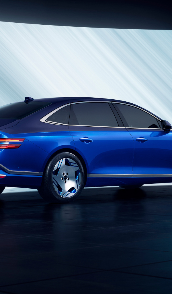 Синий автомобиль Genesis Electrified G80 2024 года вид сзади