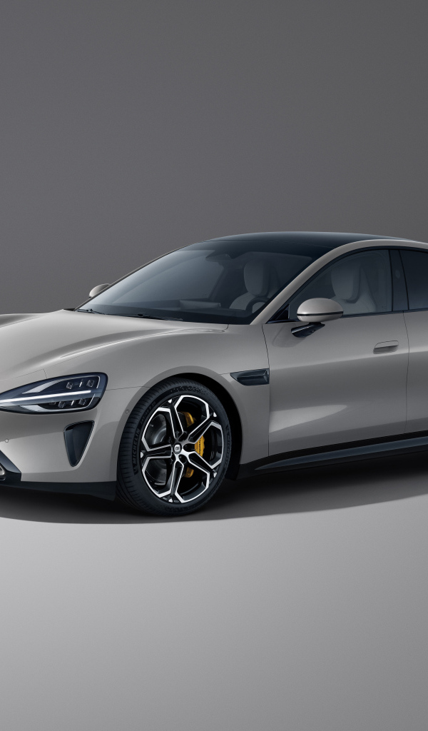 Серый автомобиль Xiaomi SU7 2024 года