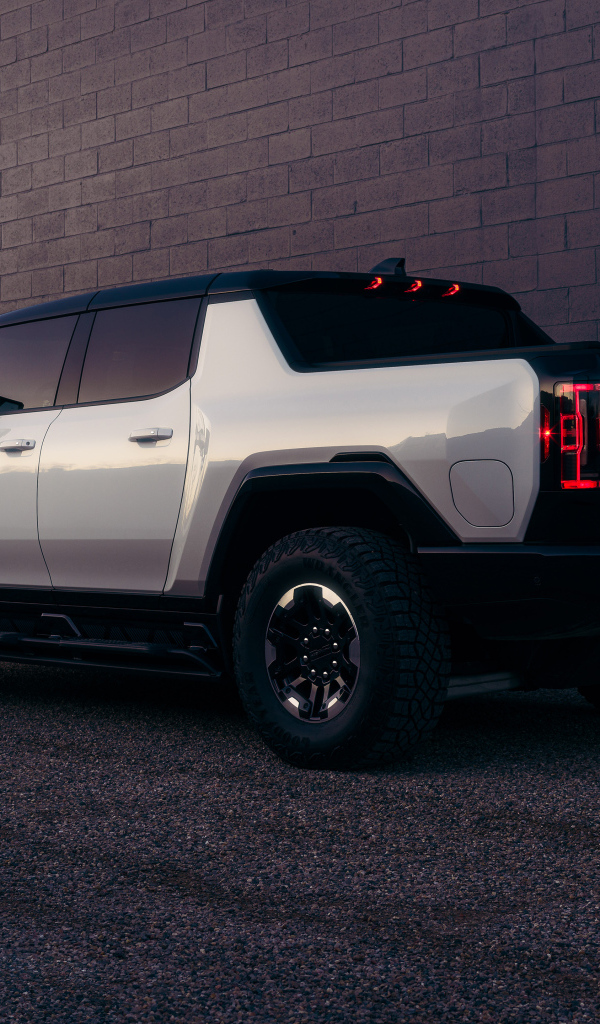 Вид сзади на автомобиль Hummer EV  2024 года