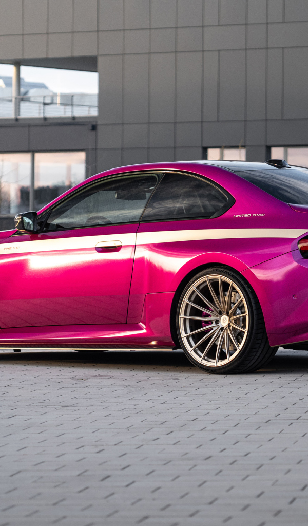 Вид сзади на розовый автомобиль Manhart MH2 GTR II 2024 года