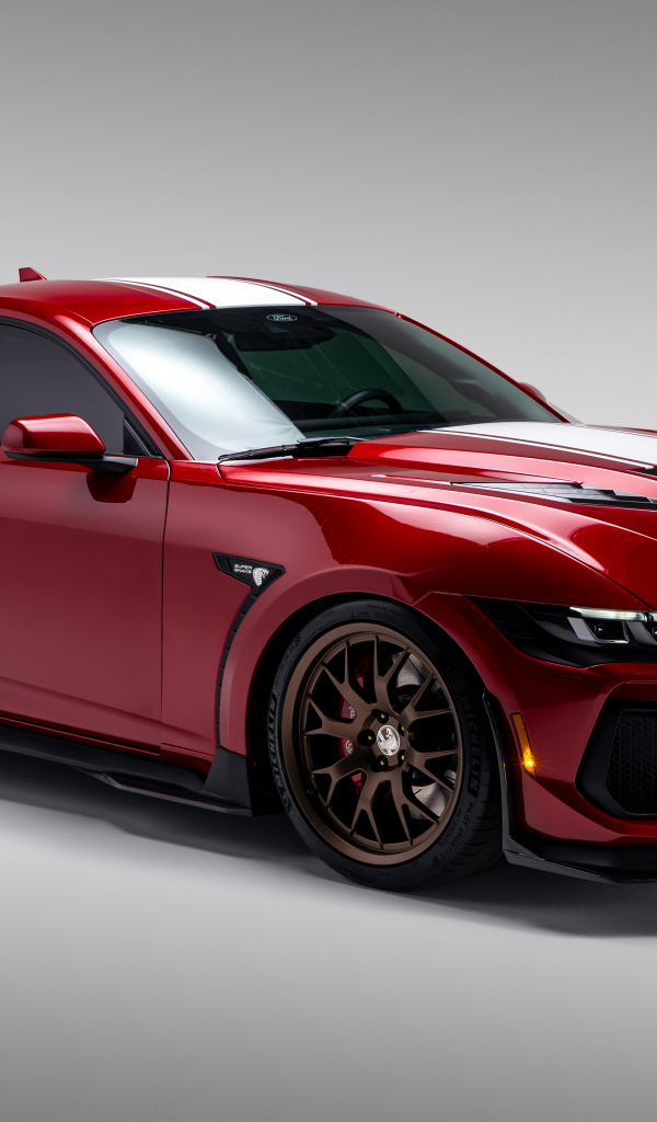 Красный автомобиль Shelby Super Snake 2024  года на сером фоне