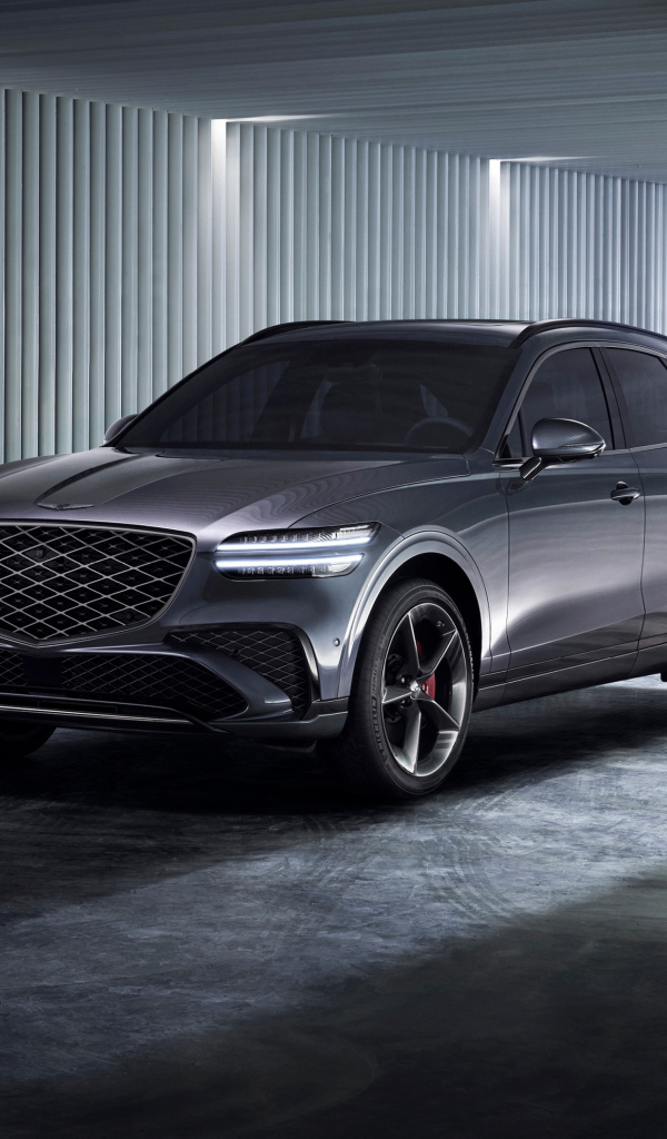 Серебристый автомобиль Genesis GV70 Sport 2024 года