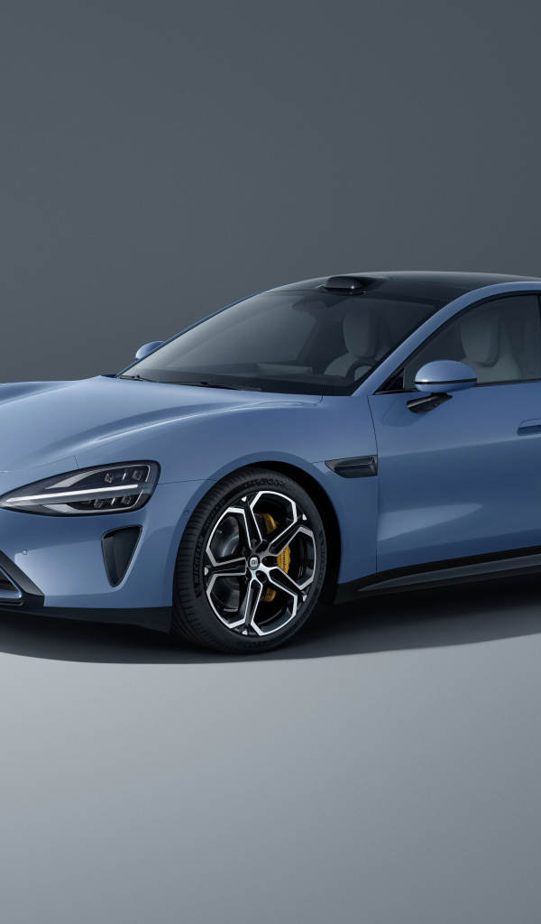 Автомобиль Xiaomi SU7 Max 2024 года на сером фоне