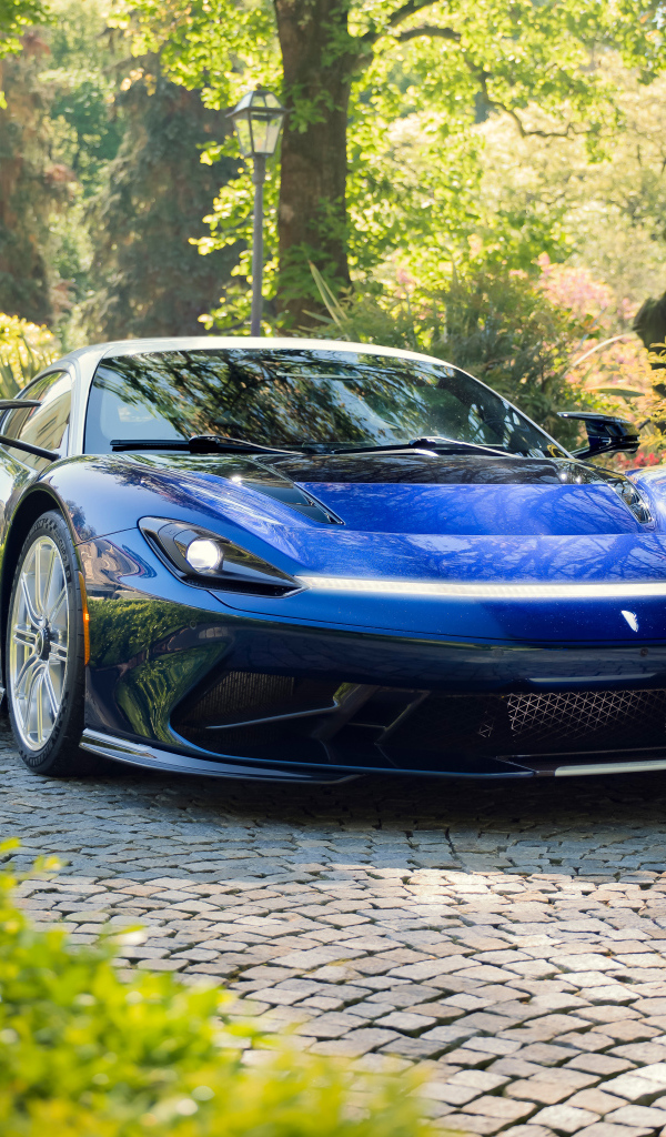 Синий спортивный автомобиль Pininfarina Battista Cinquanta cinque 2024