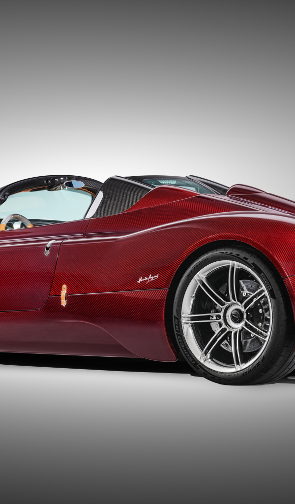 Вид сбоку на красный автомобиль Pagani Utopia Roadster 2024 года