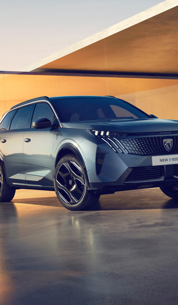 Стильный серебристый кроссовер Peugeot E-5008 GT 2024 года