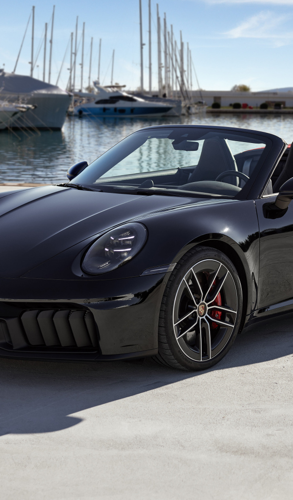 Автомобиль Porsche 911 Carrera GTS Cabriolet 2024 года на пристани