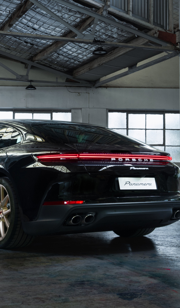 Вид сзади на автомобиль Porsche Panamera 2024  года