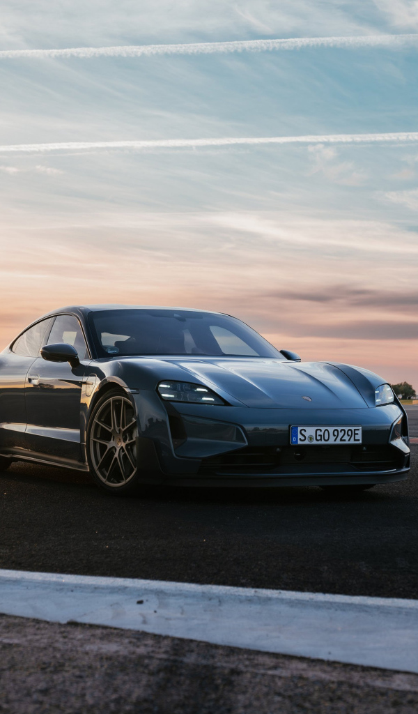 Автомобиль Porsche Taycan Turbo GT 2024 года на фоне неба