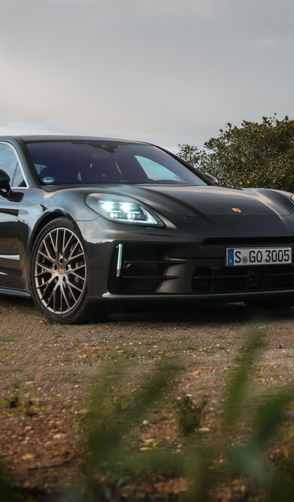 Черный автомобиль Porsche Panamera 2024 года