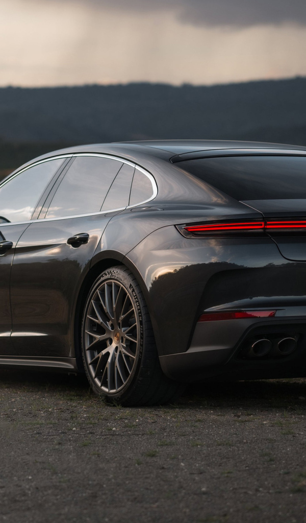 Черный автомобиль Porsche Panamera 2024 года вид сзади