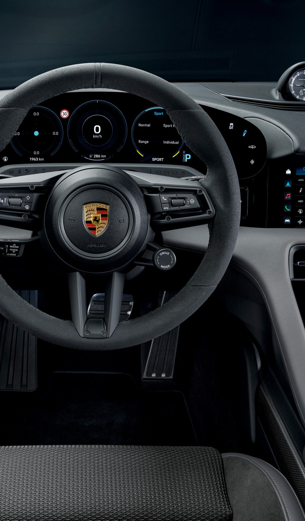 Черный салон автомобиля Porsche Taycan Turbo S