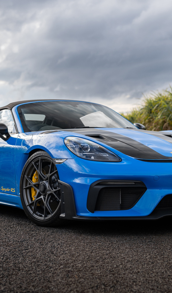 Голубой автомобиль Porsche 718 Spyder RS Weissach Package 2024 года