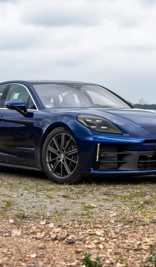 Синий автомобиль Porsche Panamera 4 2024 года