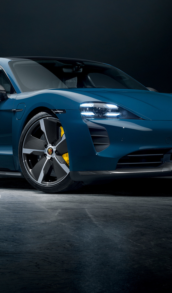 Синий автомобиль Porsche Taycan Turbo S