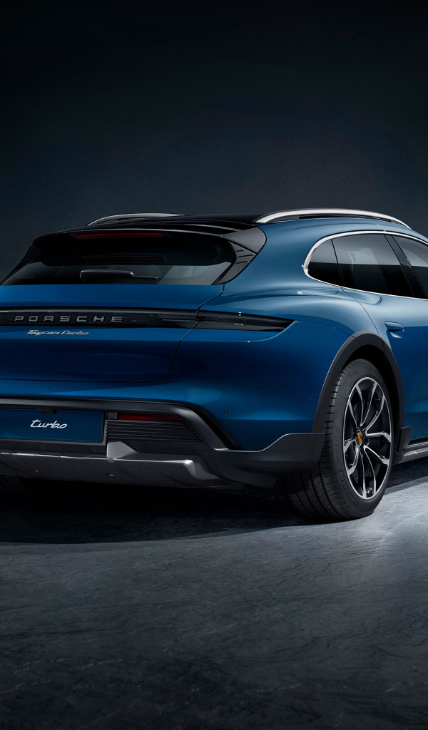 Синий автомобиль Porsche Taycan Turbo вид сзади