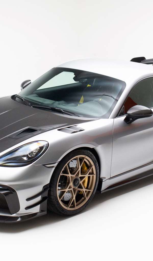 Быстрый Porsche 718 Cayman GT4 RS на белом фоне