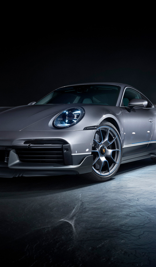 Быстрый серебристый автомобиль Porsche 911 Turbo S