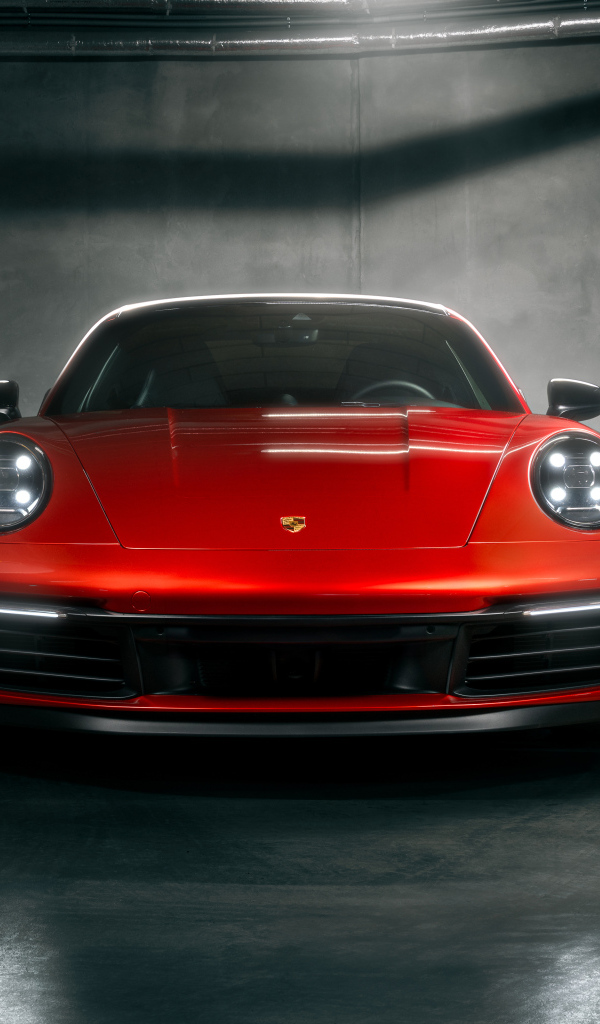 Вид спереди на красный автомобиль Porsche 911 Carrera S