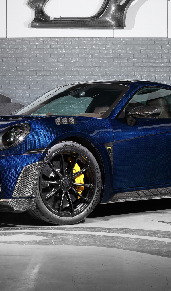 Вид спереди на TopCar Porsche 911 Turbo S Stinger GTR Stealth Edition 2024  года