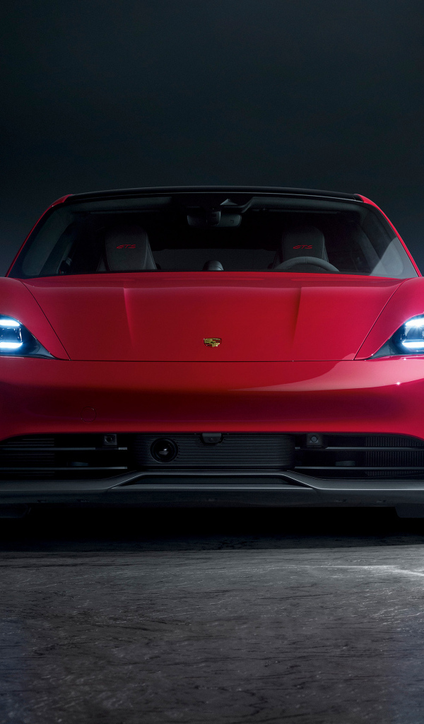 Вид спереди на автомобиль Porsche Taycan GTS