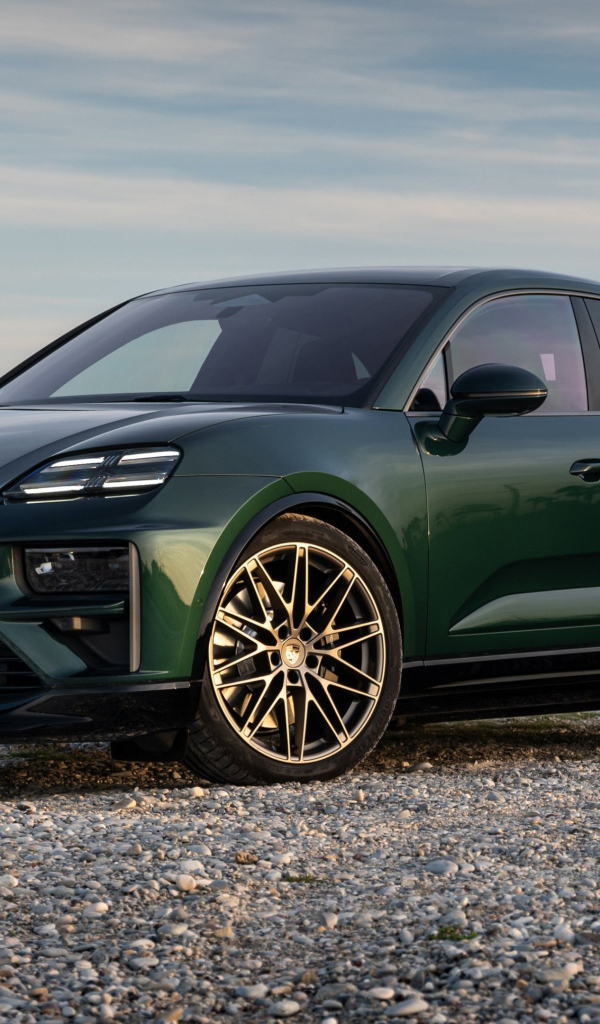 Зеленый автомобиль Porsche Macan Turbo 2024 года