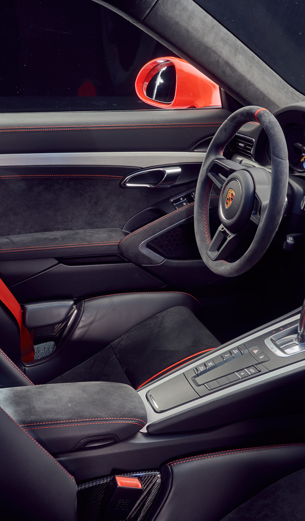Салон спортивного автомобиля Porsche 911 GT3