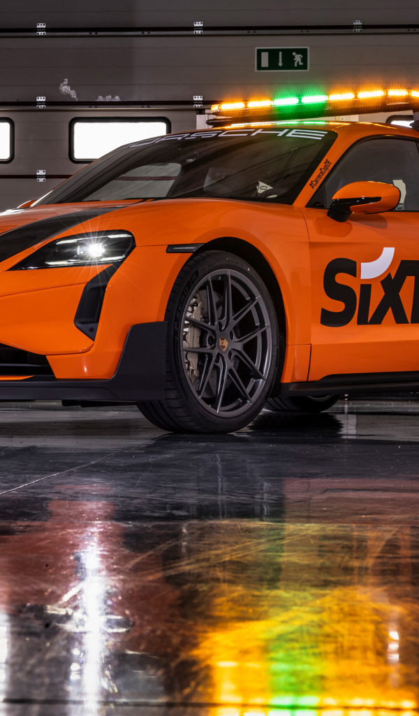 Оранжевый автомобиль Porsche Taycan Turbo GT SIXT Carrera Cup Deutschland Safety Car 2024 года