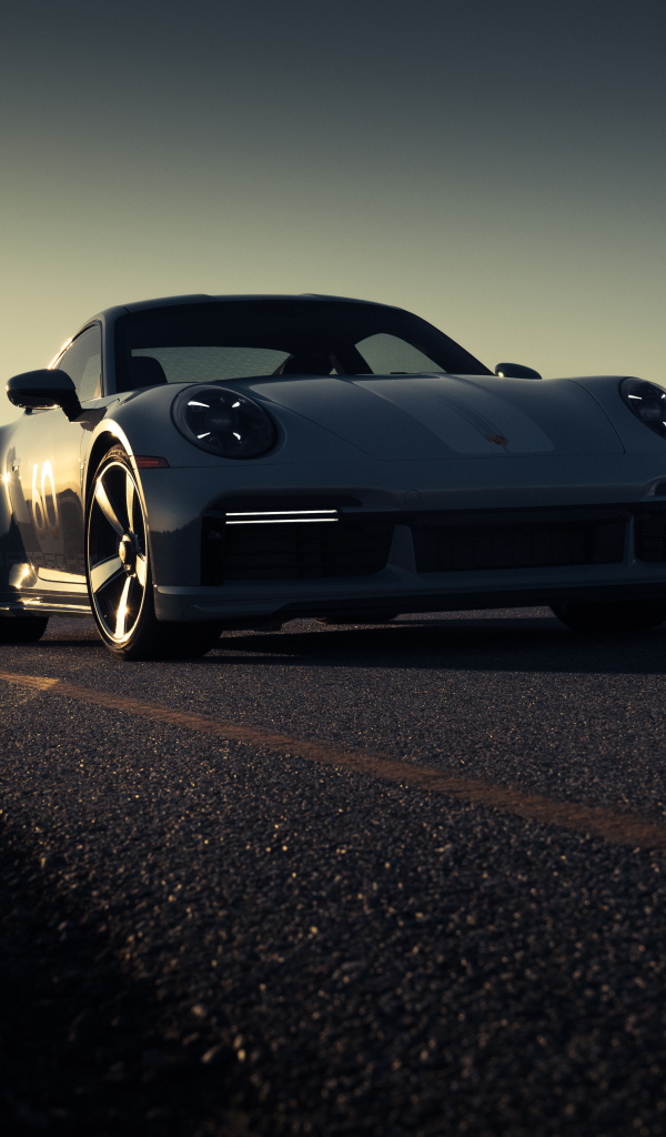 Автомобиль Porsche 911 Sport Classic на дороге