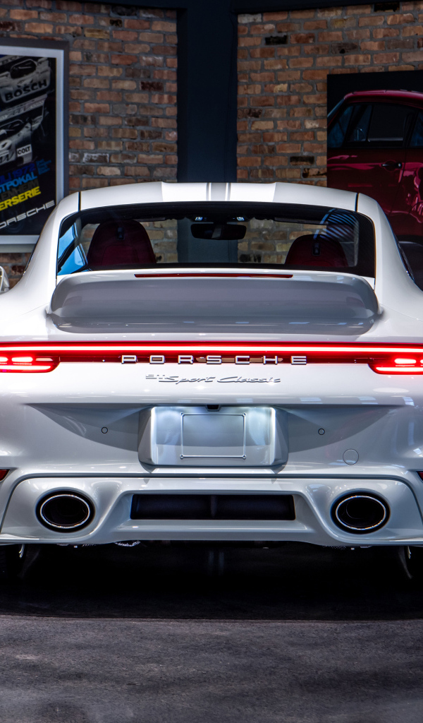 Автомобиль Porsche 911 Sport Classic вид сзади