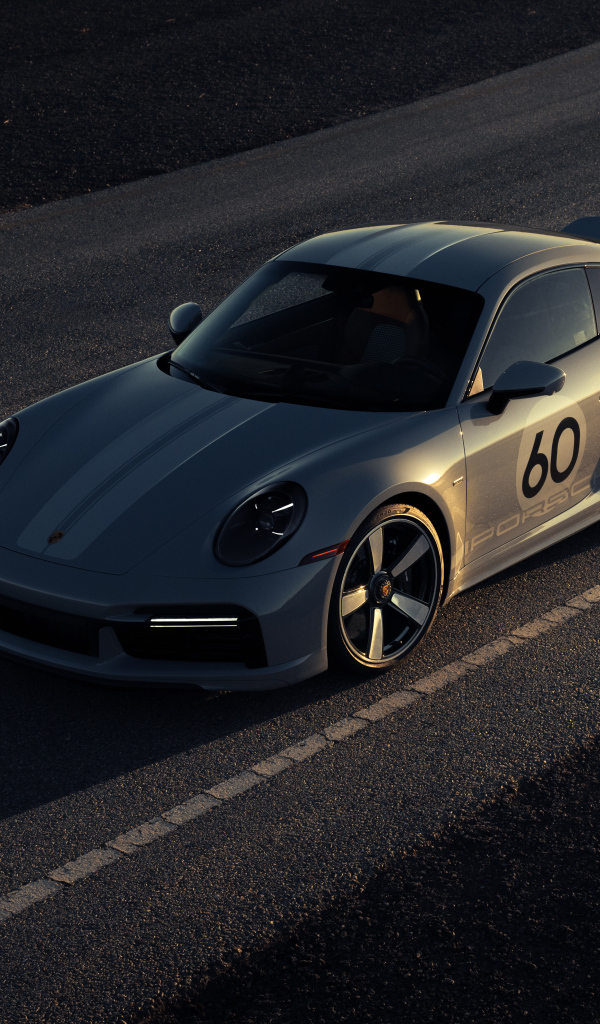 Гоночный автомобиль Porsche 911 Sport Classic на трассе