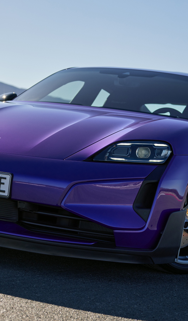 Фиолетовый автомобиль  Porsche Taycan Turbo GT Weissach Package 2024 года
