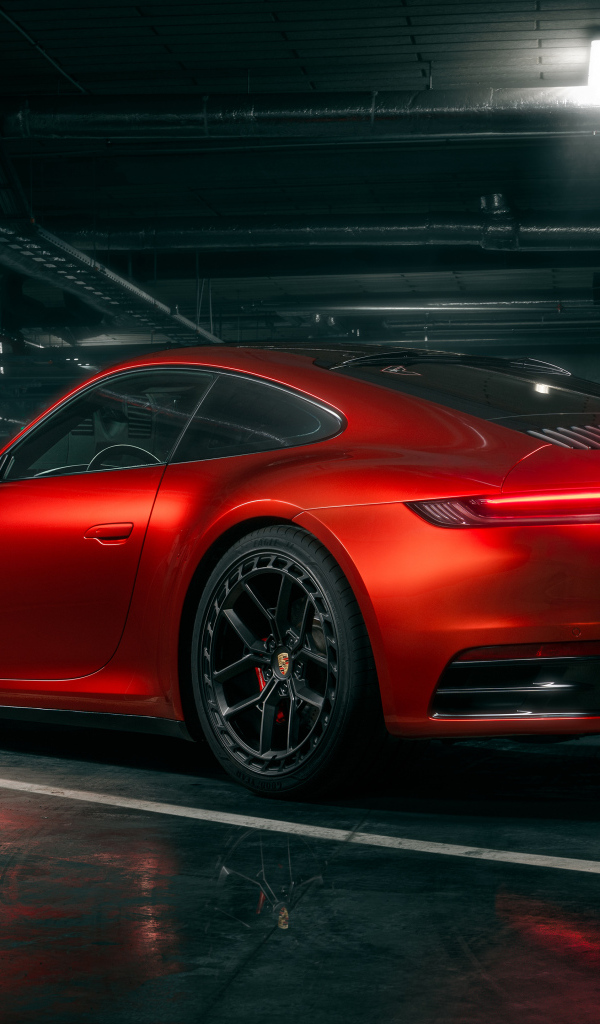 Вид сзади на красный автомобиль Porsche 911 Carrera S
