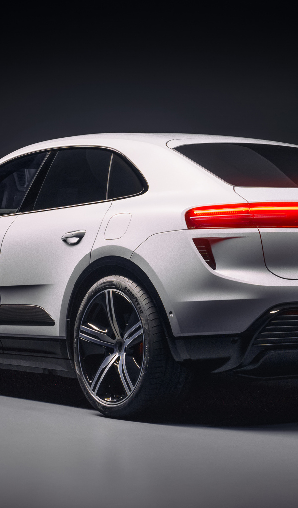 Вид сзади на автомобиль Porsche Macan Turbo 2024 года