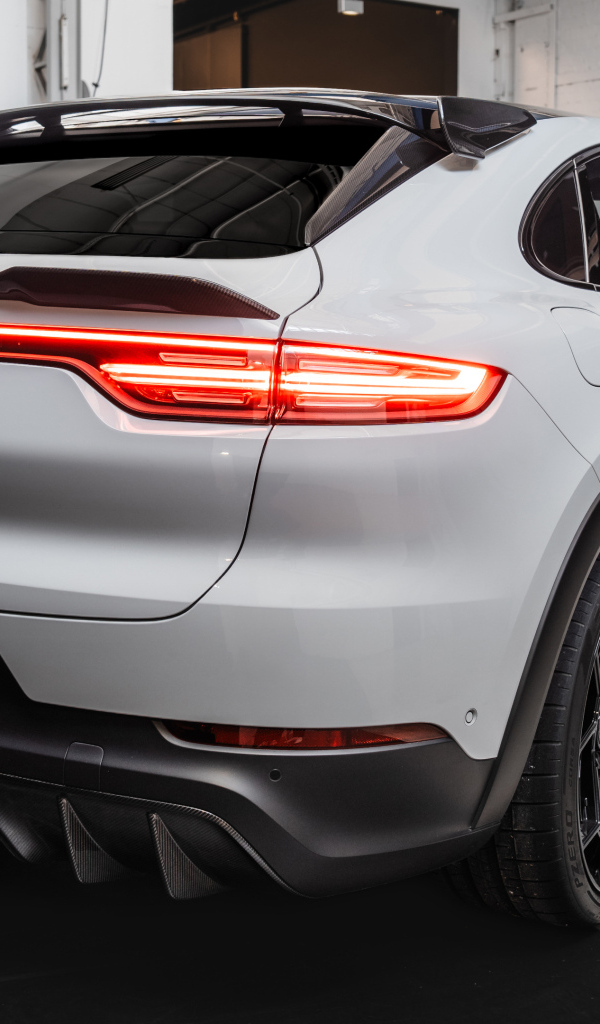 Вид сзади на автомобиль Porsche Cayenne Turbo GT