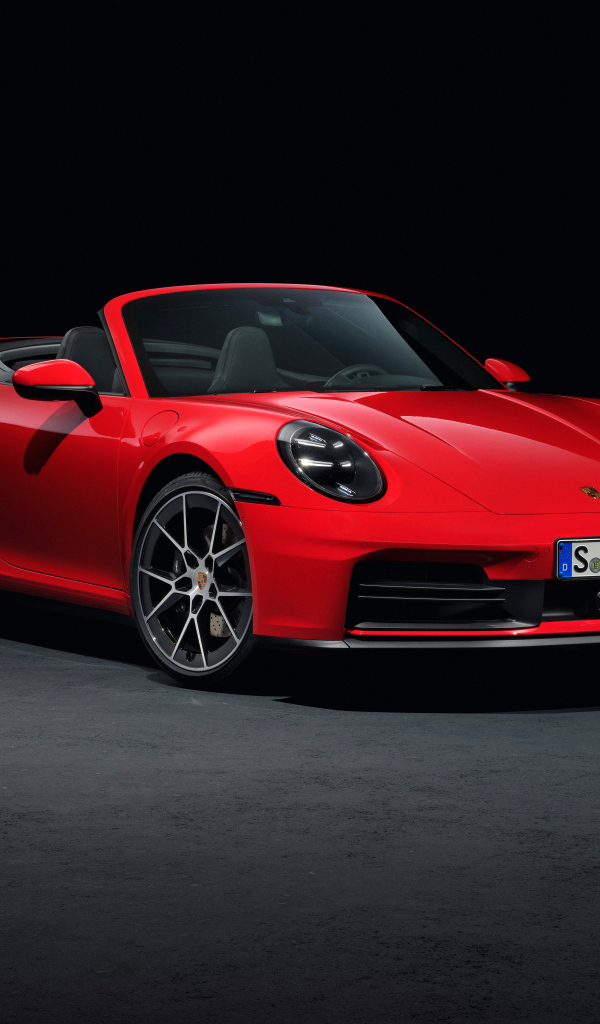 Красный автомобиль Porsche 911 Carrera Cabriolet 2024 года