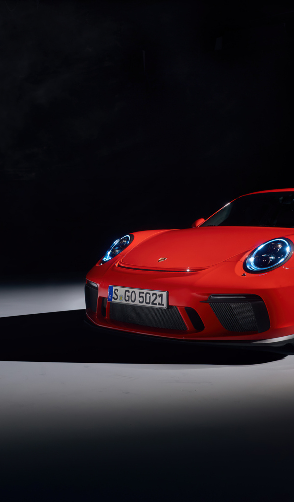Красный автомобиль Porsche 911 GT3 на черном фоне