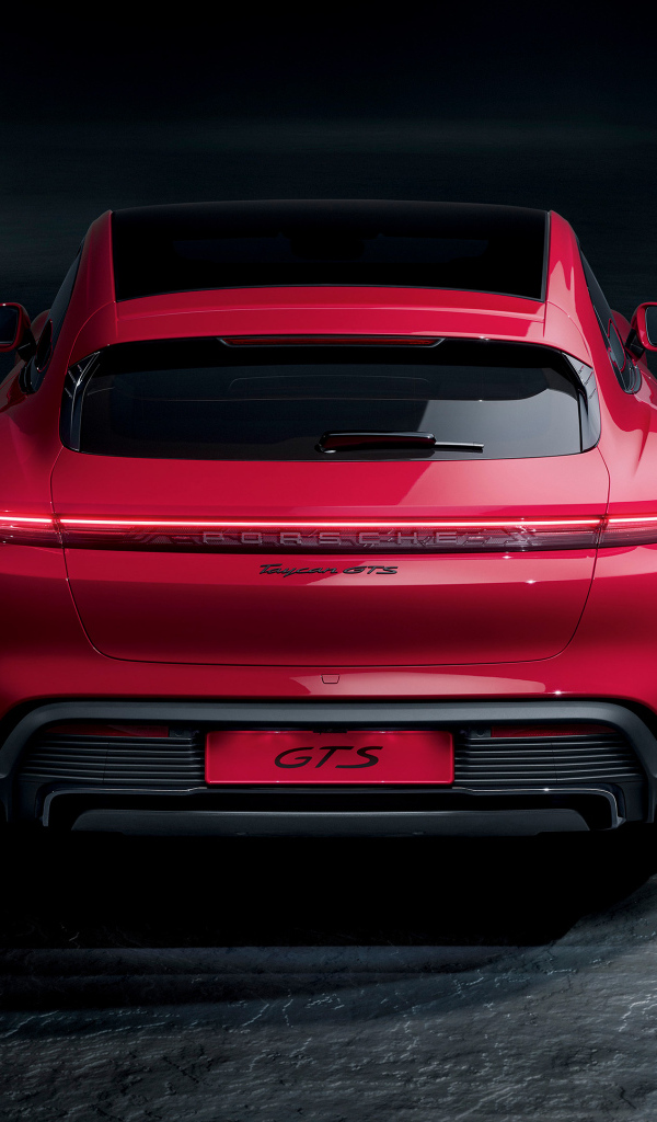 Красный автомобиль Porsche Taycan GTS  вид сзади
