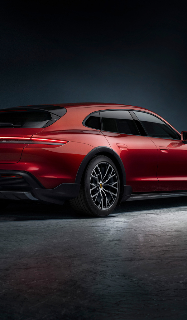 Красный автомобиль Porsche Taycan вид сзади