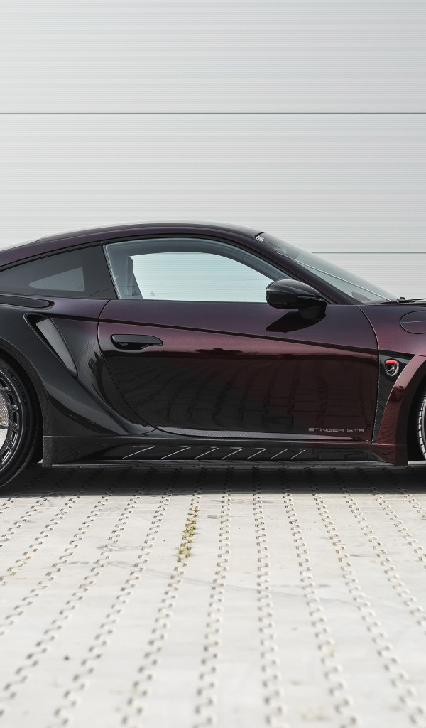 Вид сбоку на автомобиль TopCar Porsche 911 Turbo S Stinger GTR Stealth Edition