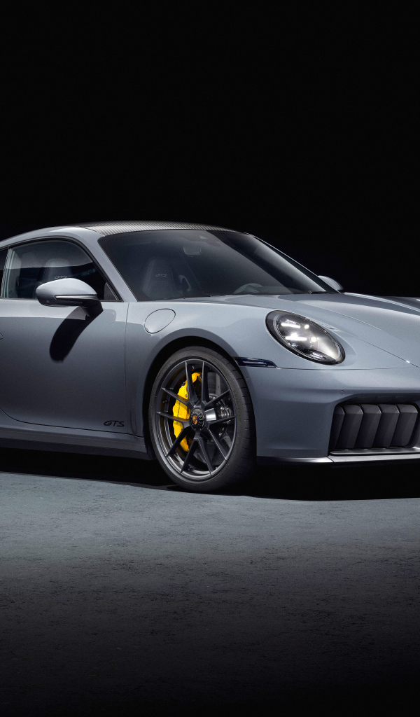 Серебристый автомобиль  Porsche 911 Carrera GTS 2024 года