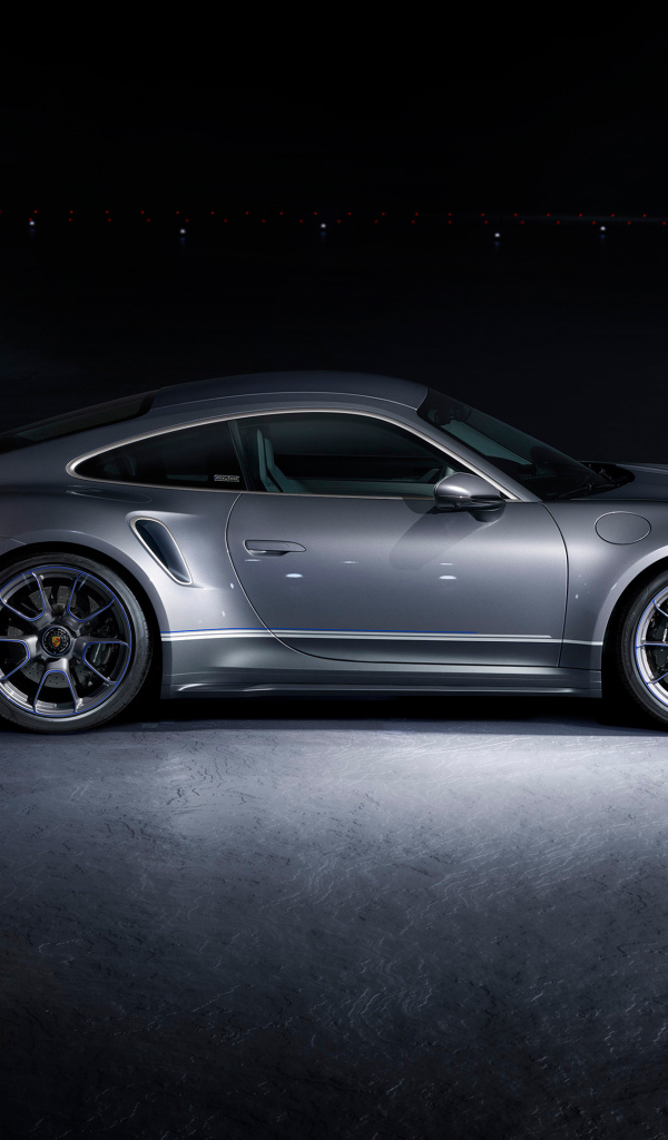 Серебристый автомобиль Porsche 911 Turbo S