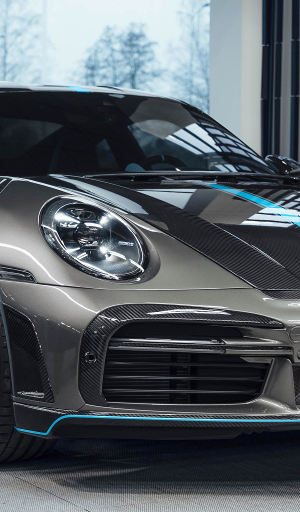 Серебристый автомобиль Porsche 911 Turbo S Stinger GTR