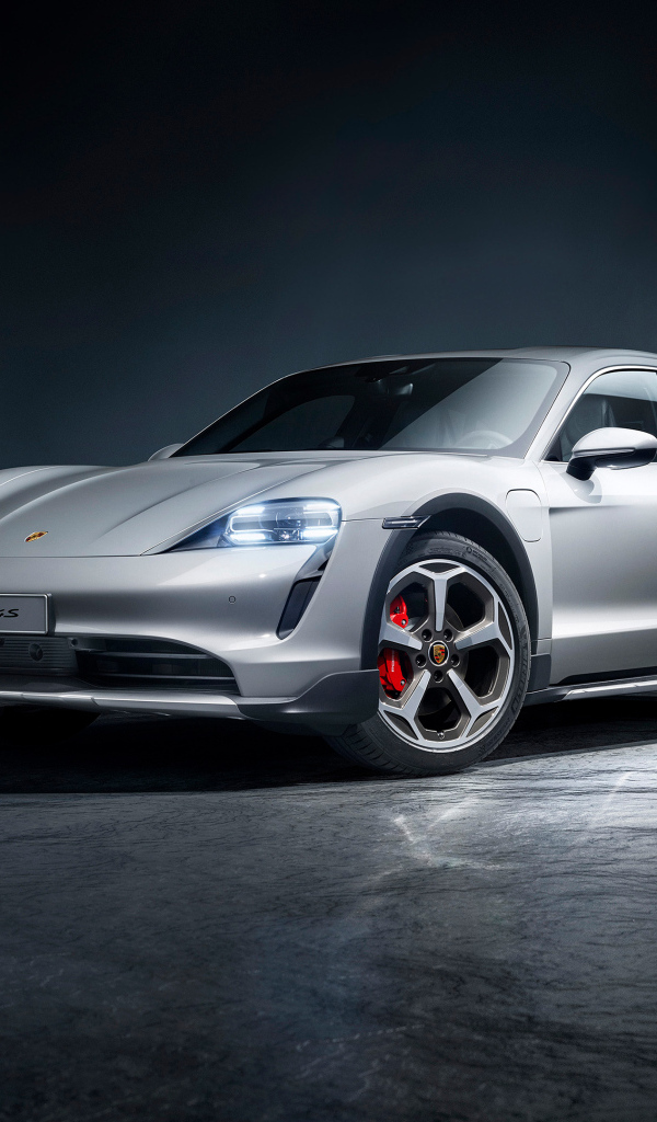 Серебристый автомобиль Porsche Taycan
