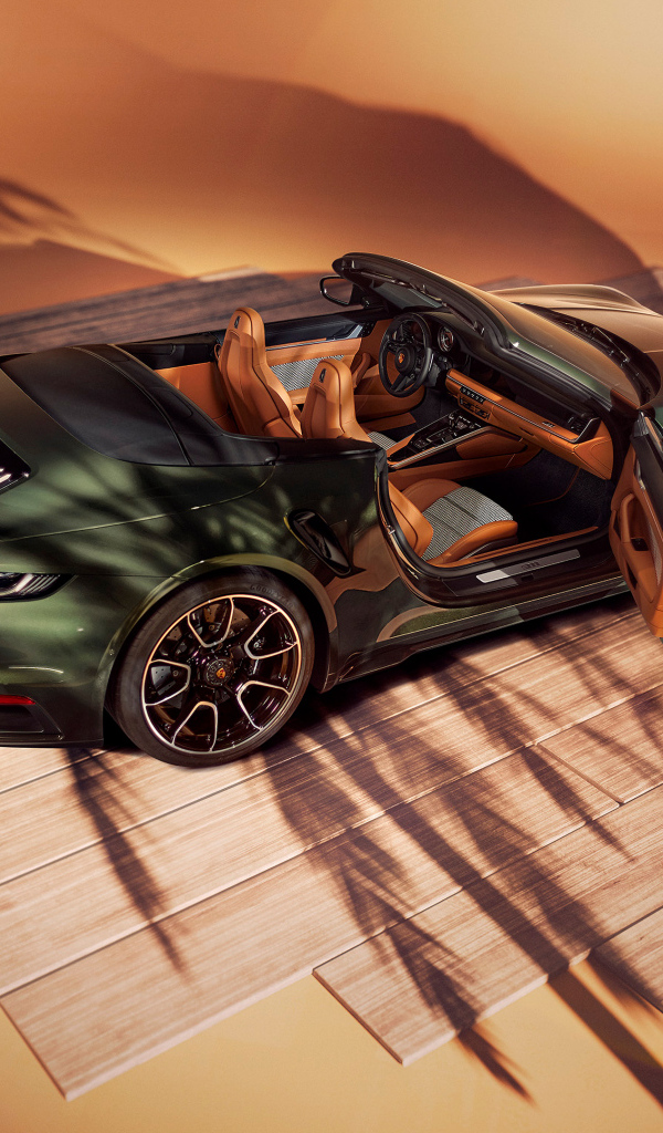 Вид сверху на автомобиль Porsche 911 Turbo S Cabriolet