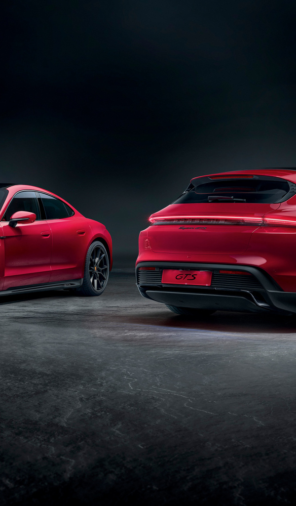 Два красных автомобиля Porsche Taycan GTS