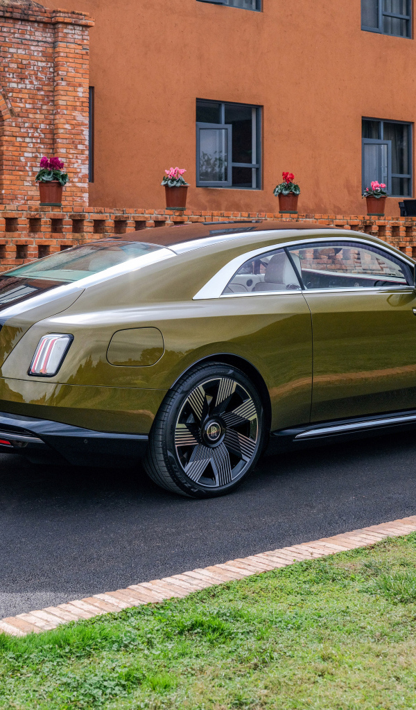 Автомобиль Rolls-Royce Spectre 2023 года вид сзади