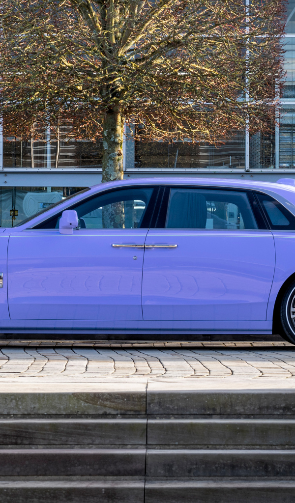 Автомобиль Rolls-Royce Ghost Extended Expressionism 2024 года вид сбоку