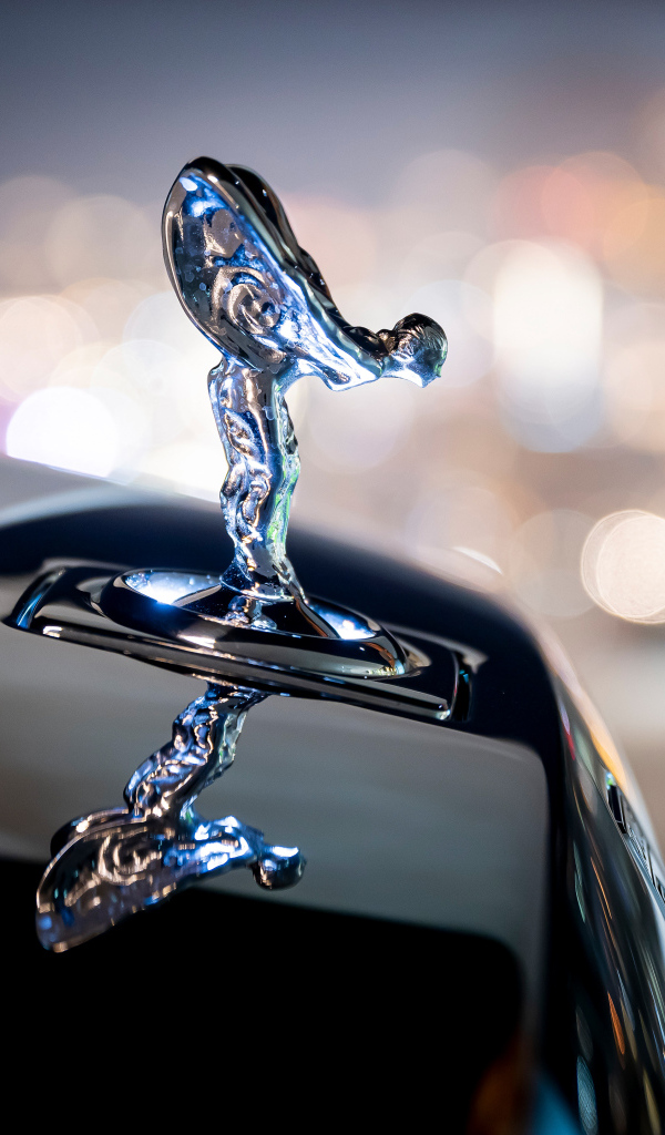 Красивое украшение на капоте автомобиля Rolls-Royce Spirit